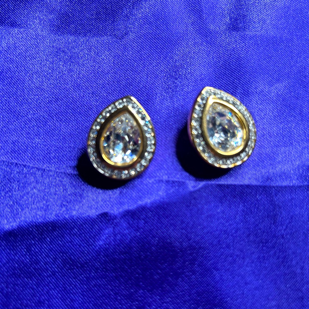 S.A.L Signed VTG Set of Rhinestone and Gold Tone Metal clip earrings.